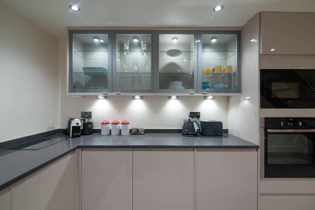 Вилла Luxury Coach House Next To Woodland In Натсфорд Экстерьер фото