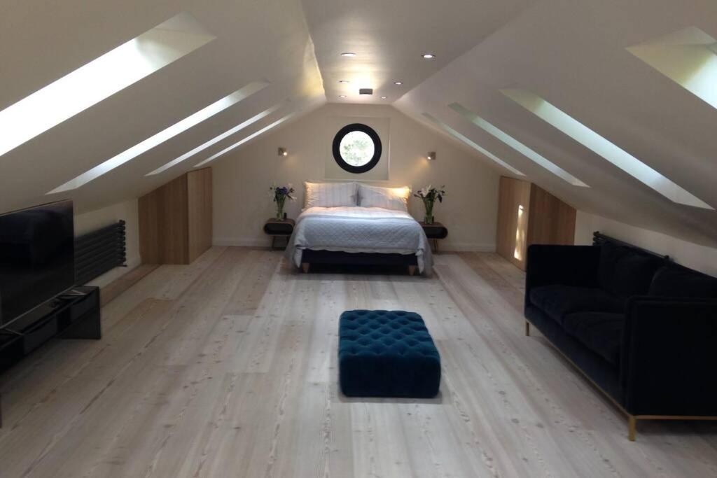 Вилла Luxury Coach House Next To Woodland In Натсфорд Экстерьер фото