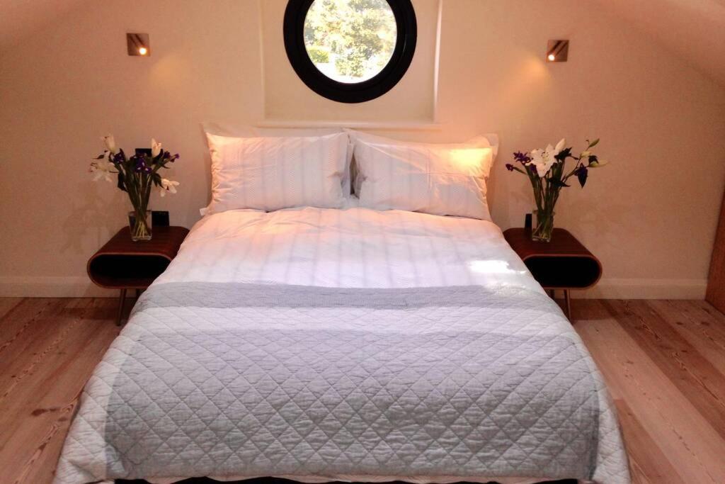 Вилла Luxury Coach House Next To Woodland In Натсфорд Экстерьер фото