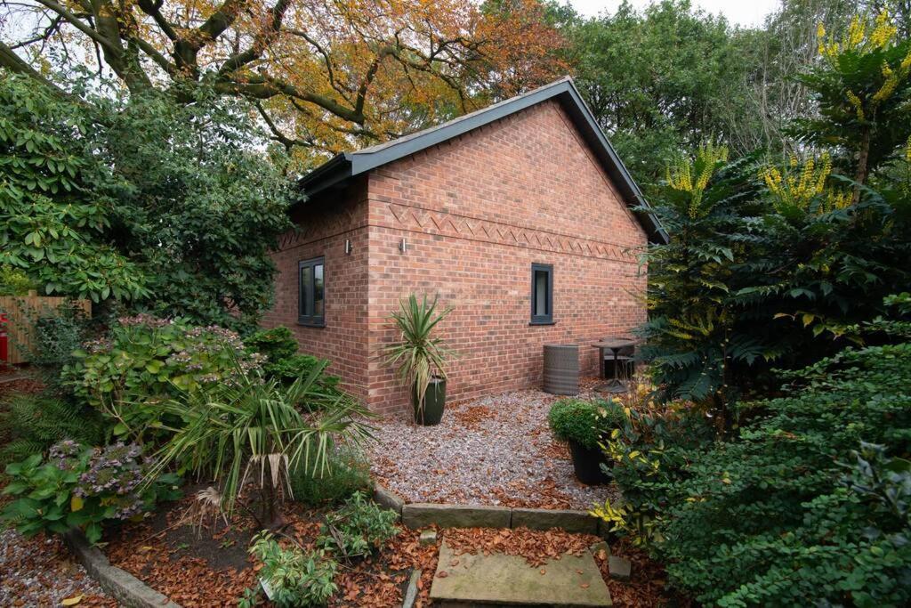 Вилла Luxury Coach House Next To Woodland In Натсфорд Экстерьер фото