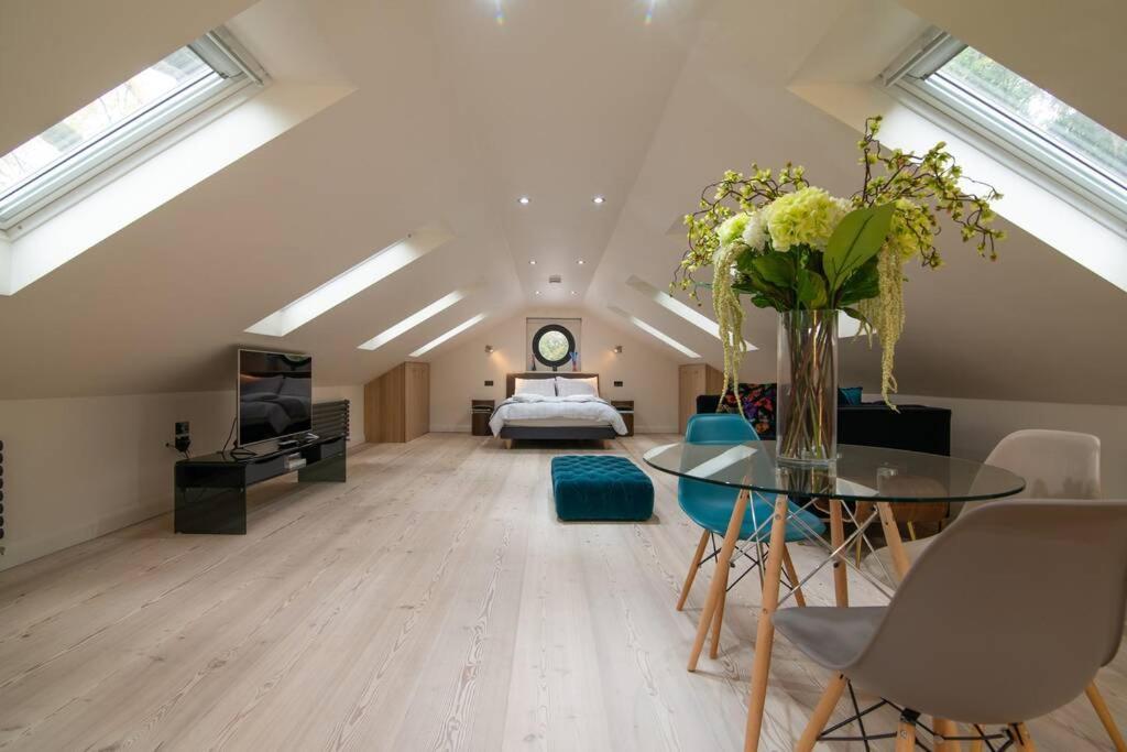 Вилла Luxury Coach House Next To Woodland In Натсфорд Экстерьер фото