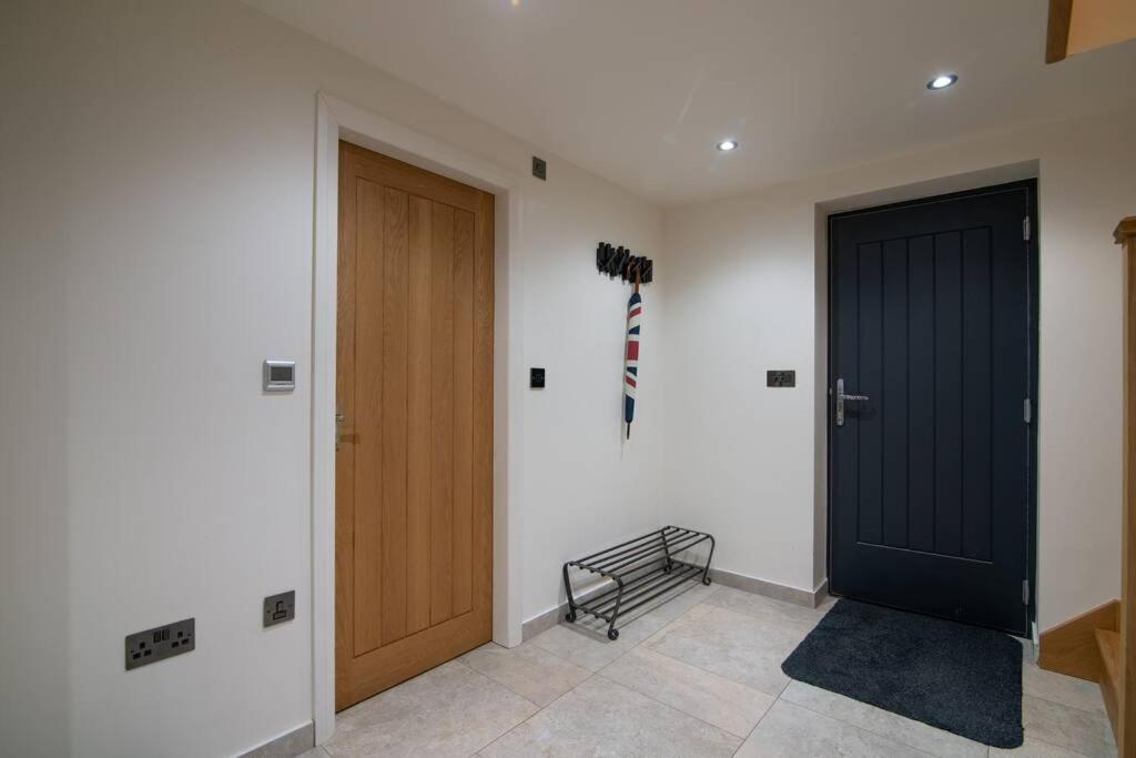 Вилла Luxury Coach House Next To Woodland In Натсфорд Экстерьер фото