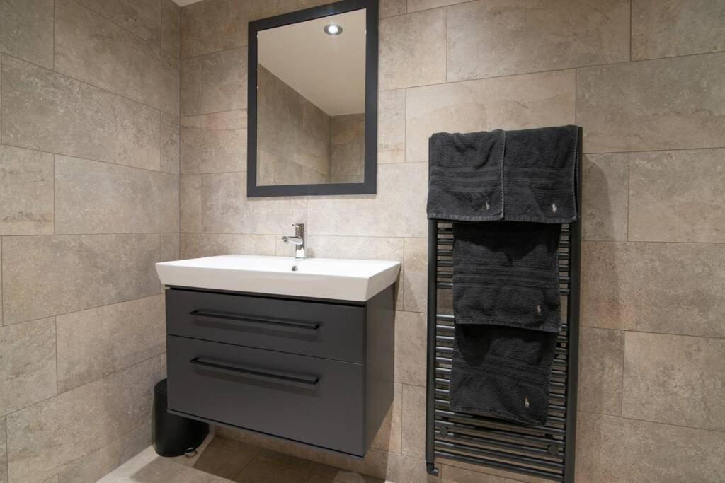 Вилла Luxury Coach House Next To Woodland In Натсфорд Экстерьер фото