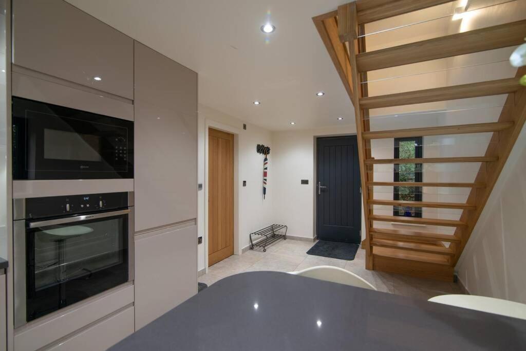 Вилла Luxury Coach House Next To Woodland In Натсфорд Экстерьер фото