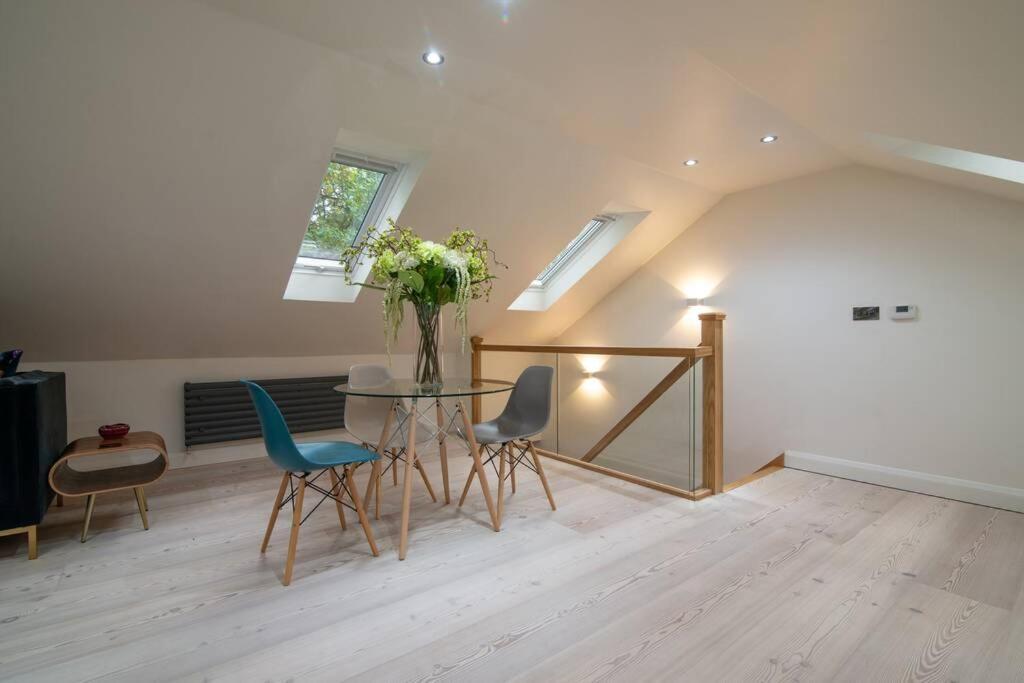 Вилла Luxury Coach House Next To Woodland In Натсфорд Экстерьер фото