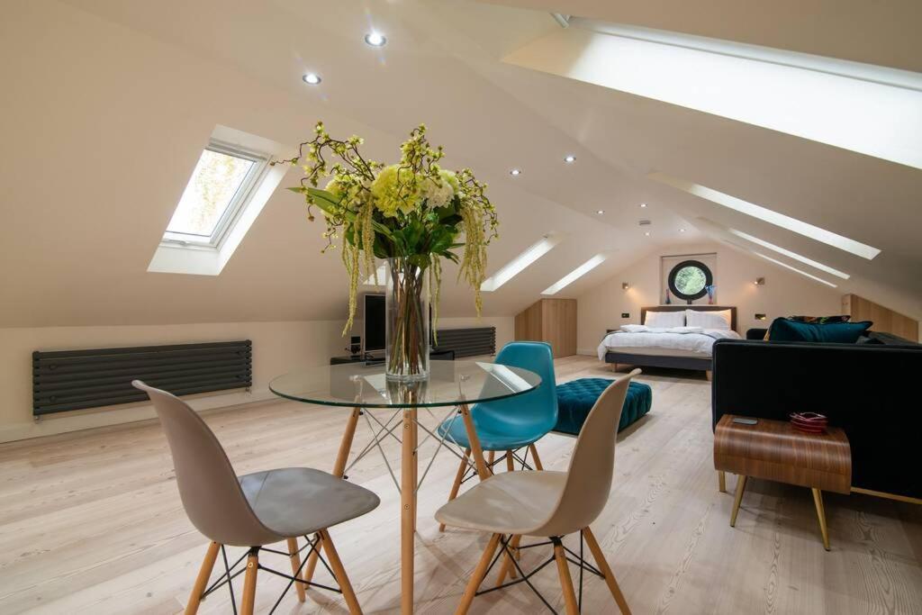 Вилла Luxury Coach House Next To Woodland In Натсфорд Экстерьер фото