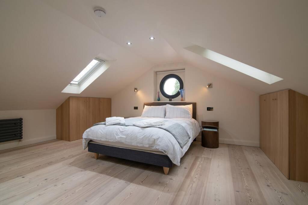 Вилла Luxury Coach House Next To Woodland In Натсфорд Экстерьер фото