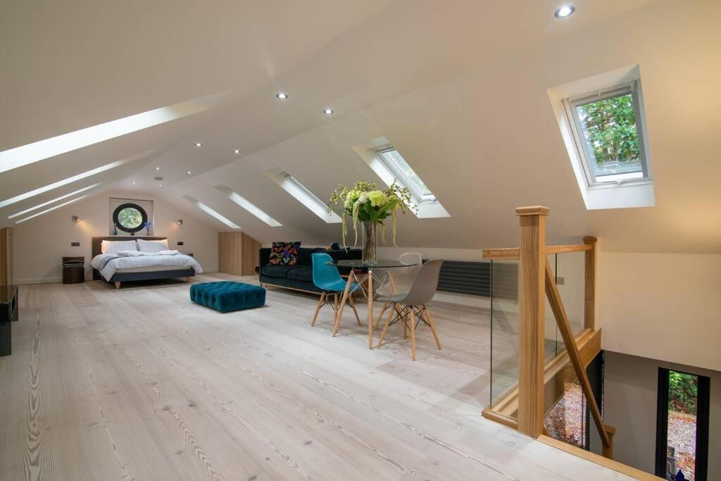 Вилла Luxury Coach House Next To Woodland In Натсфорд Экстерьер фото