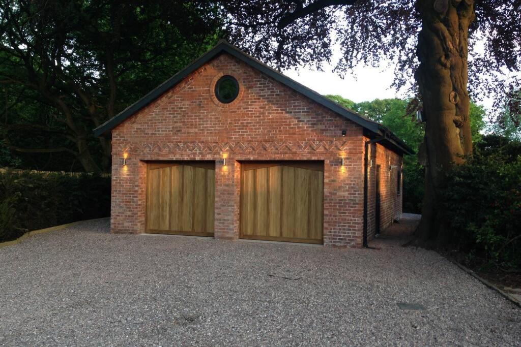 Вилла Luxury Coach House Next To Woodland In Натсфорд Экстерьер фото