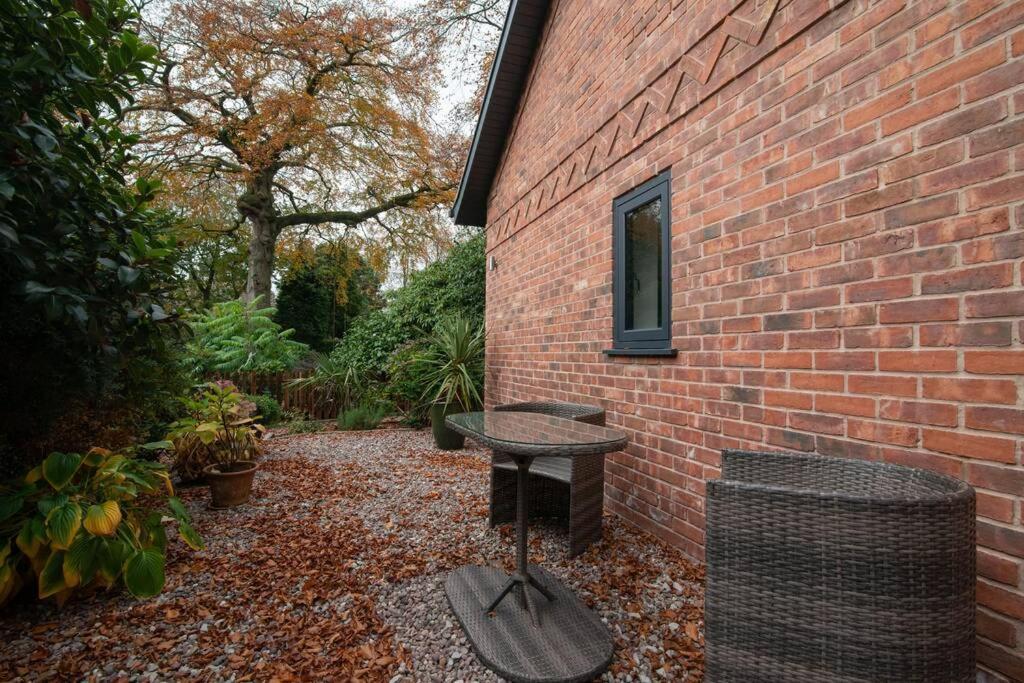 Вилла Luxury Coach House Next To Woodland In Натсфорд Экстерьер фото