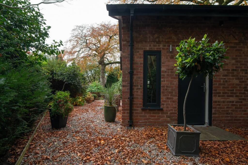 Вилла Luxury Coach House Next To Woodland In Натсфорд Экстерьер фото