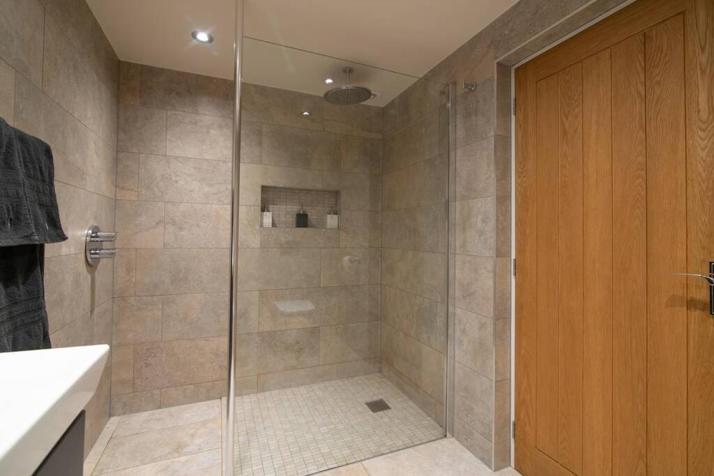 Вилла Luxury Coach House Next To Woodland In Натсфорд Экстерьер фото